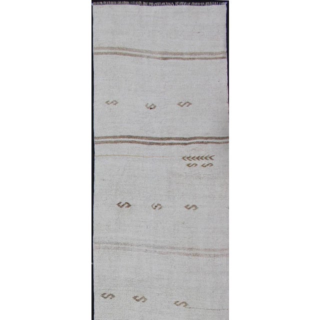 Mid 20th Century Vintage Turkish Kilim Runner With Stripes in Off White & Light Brown For Sale - Image 4 of 8