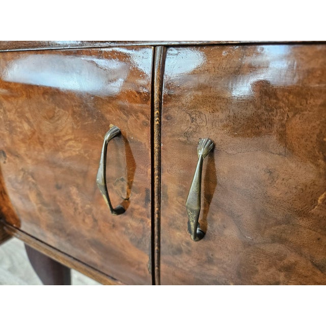 Art Deco Bedside Tables in Walnut Burl with Mirrored Shelves and Brass Handles, 1950, Set of 2 For Sale - Image 12 of 18