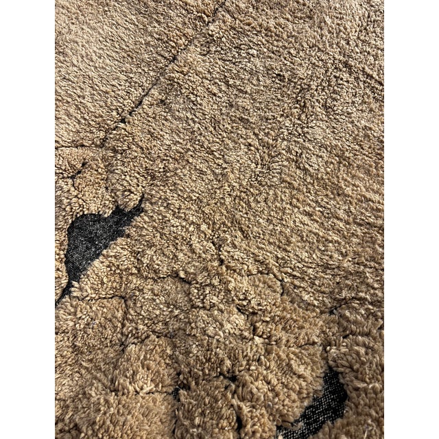 Greige Luxury Moroccan Beni Ouarain Rug – Handmade Atlas Wool Berber Carpet – Modern Geometric Design For Sale - Image 8 of 8