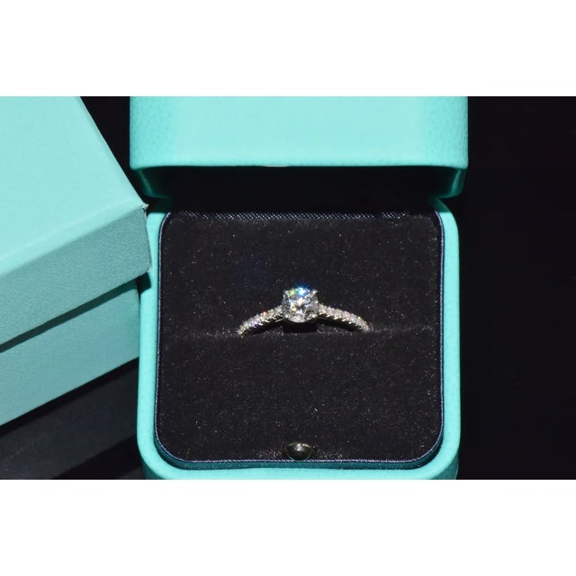 Contemporary Genuine Tiffany & Co. Natural 0.81Cts Diamond Novo 950 Platinum Engagement Ring, size 5.5 For Sale - Image 3 of 10