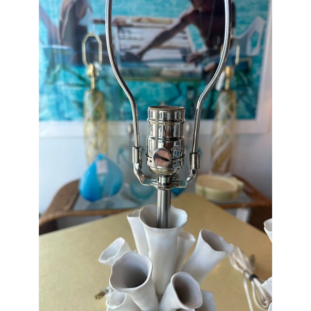 Mid-Century Modern Vintage Pair Porcelain Faux Coral Tubes Table Lamps Lucite Base Newly Wired For Sale - Image 3 of 13