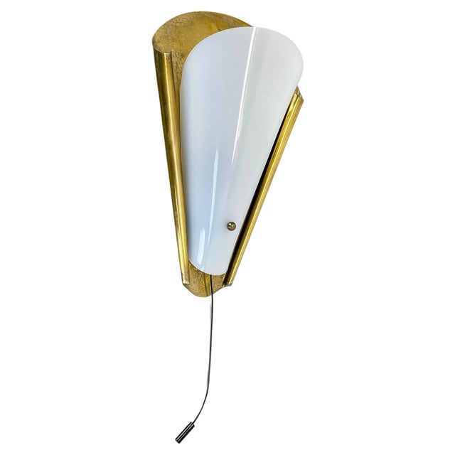 Minimalist Brass and Acrylic Glass Wall Light by Gio Ponti in the style of Stilnovo, Italy, 1950s For Sale