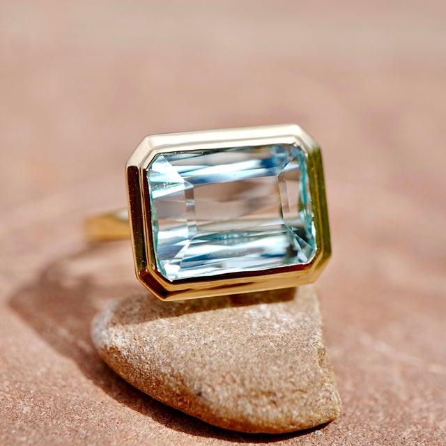Kai One-of-a-Kind Aigs Certified 5.81ct Aquamarine East-West Ring in 14k Gold Size 7 For Sale In Los Angeles - Image 6 of 8