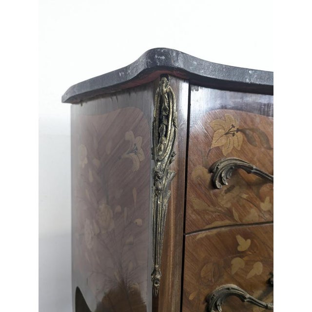 Louis Xv Style Bombé Commode in Floral Marquetry with Black Marble Top For Sale - Image 6 of 8