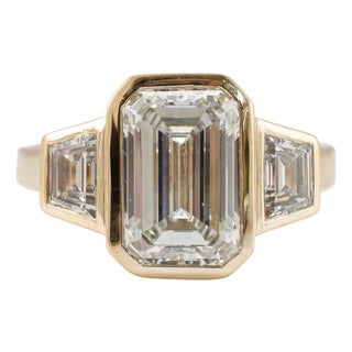 14k Yellow Gold 3.49ctw Emerald Trapezoid Lab Grown Diamond Engagement Ring, Size 8 For Sale