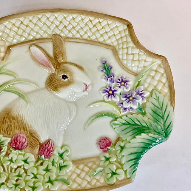 Fitz and Floyd 1990s Hollywood Regency Majolica Bunny Wall Plate, Fitz & Floyd. For Sale - Image 4 of 8