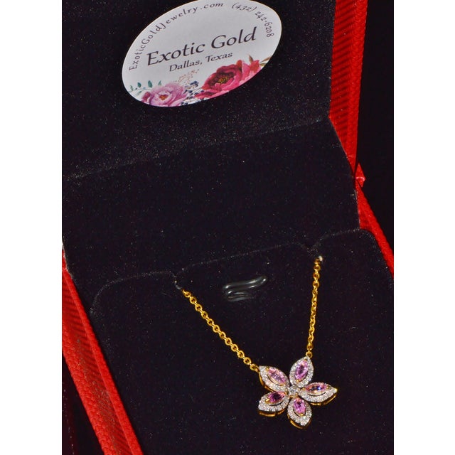 Late 20th Century Certified Natural 1.23cts Pink Sapphire & Diamond Floral Solid 18k Yellow Gold Necklace For Sale - Image 4 of 13