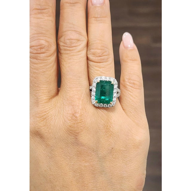 8.20 Ct Gia Certified Natural Zambian Emerald & Diamond Ring Size 6.5 For Sale - Image 4 of 9