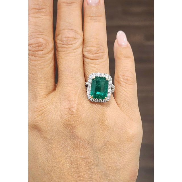 9.84 Ct Gia Certified Natural Zambian Emerald & Diamond Ring Size 6.5 For Sale - Image 4 of 9