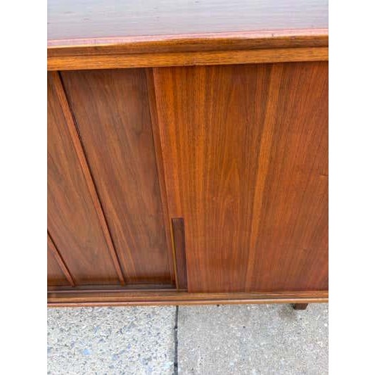 Mid 20th Century Cavalier low dresser/ Credenza, Attributed For Sale In Philadelphia - Image 6 of 11