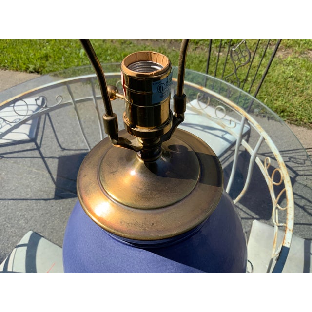 Traditional 20th Century Ethan Allen by Rockdale Union Stoneware Periwinkle Ceramic Lamp For Sale - Image 3 of 9