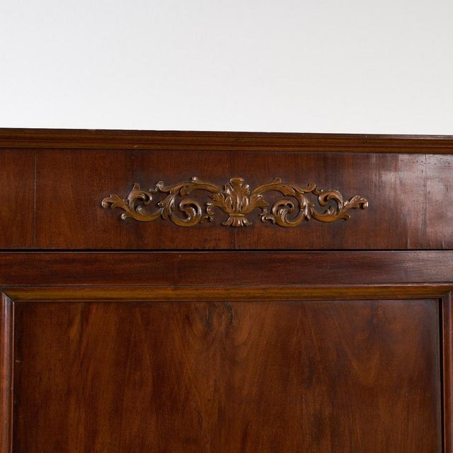 Discover this stunning antique solid wood wardrobe, a true gem for lovers of classic design. Featuring an elegant...