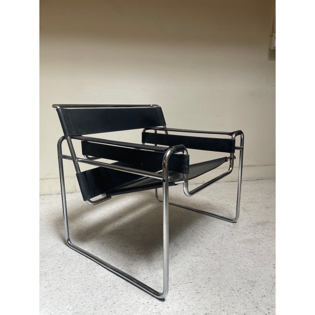 Black Pair of Chromed Tubular Steel and Black Leather Wassily Chairs - Marcel Breuer for Knoll Furniture For Sale - Image 8 of 9