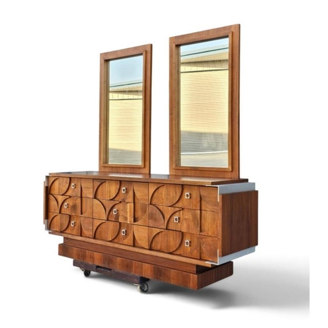 A striking example of 1970s Canadian Brutalist design, this sculptural headboard by Tobago Furniture combines the warmth...