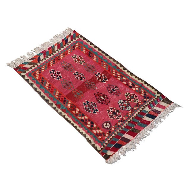 Vintage Tribal Qashqai Kilim | 5x8 Vibrant Pink Geometric Rug For Sale - Image 4 of 10