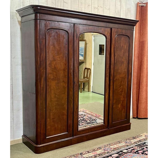antique Victorian English Wardrobe in Mahogany, 1800s For Sale - Image 4 of 18