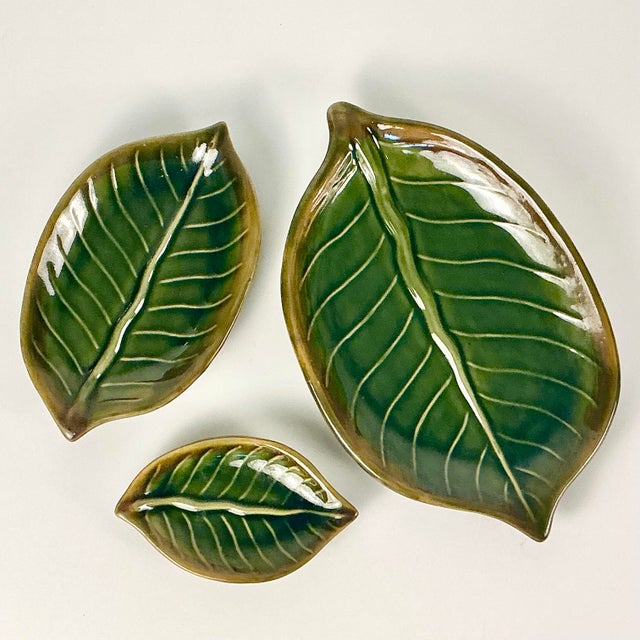 1990s Vintage Coastal Boho Chic Trompe L’Oeil Banana Leaf Earthenware Serving Dishes - Set of 3 For Sale - Image 4 of 14