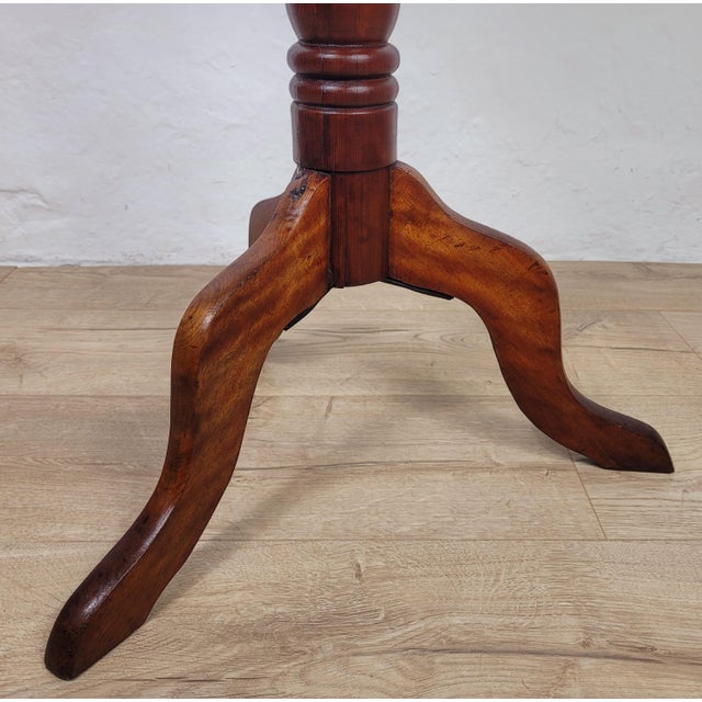 English Victorian Tripod Side Table in Mahogany, 1880 For Sale - Image 9 of 18