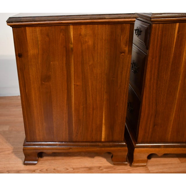 1930s Pair of English Chippendale Walnut Nightstands / Bedside Tables For Sale - Image 16 of 17