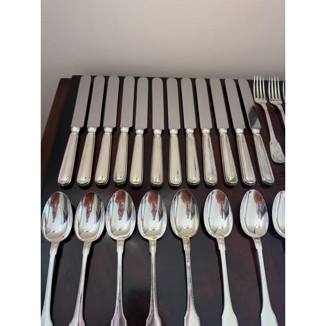 36-piece 800 silver cutlery set, made in Italy, 1980s Consisting of 12 forks (70 g each), 12 spoons (78 g each), and 12...