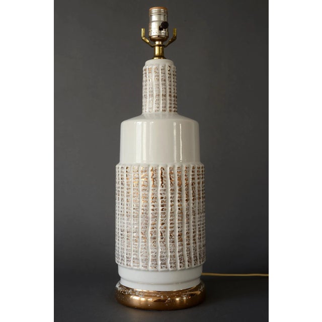 Mid-Century Modern 1950s Mid Century Bitossi Style White & Gold Ceramic Table Lamp For Sale - Image 3 of 9