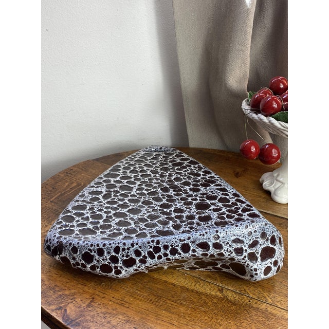 A free-form ceramic board with a modernist style, produced in the 1950s/60s in Vallauris. Its contours are representative...