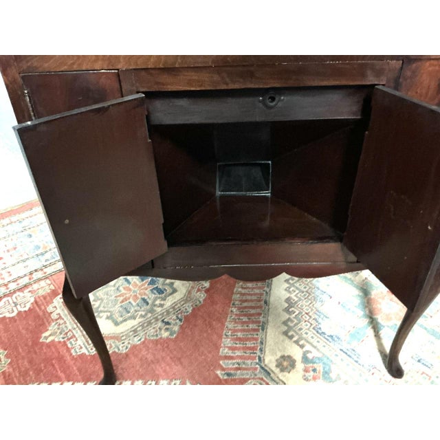 This Mahogany cabinet has been re polished. The mechanism is working as it should. We will provide a few records and...