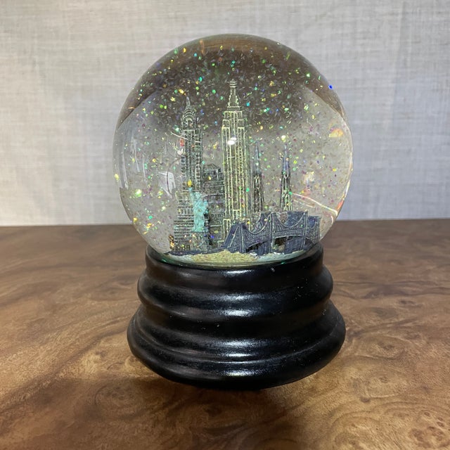 Sak’s Fifth Avenue New York City Musical Snow Globe For Sale In Columbia, SC - Image 6 of 10