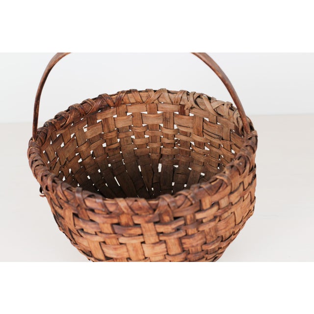 American Late 19th to Early 20th Century Hand-Woven American Splint Gathering Basket For Sale - Image 3 of 11