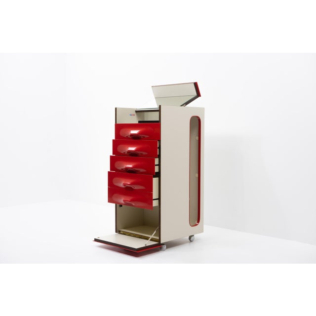 The DF 2000 collection, produced by the French manufacturer Doubinsky Frères, carried his interest in modularity and...