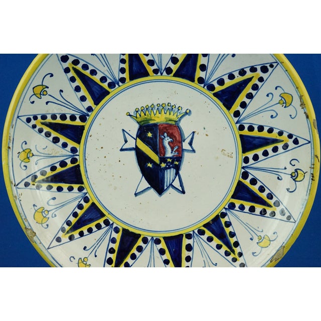 Antique Italian Ceramic Plate with Noble Coat of Arms from Montelupo Manufacture, 1700s For Sale - Image 12 of 18