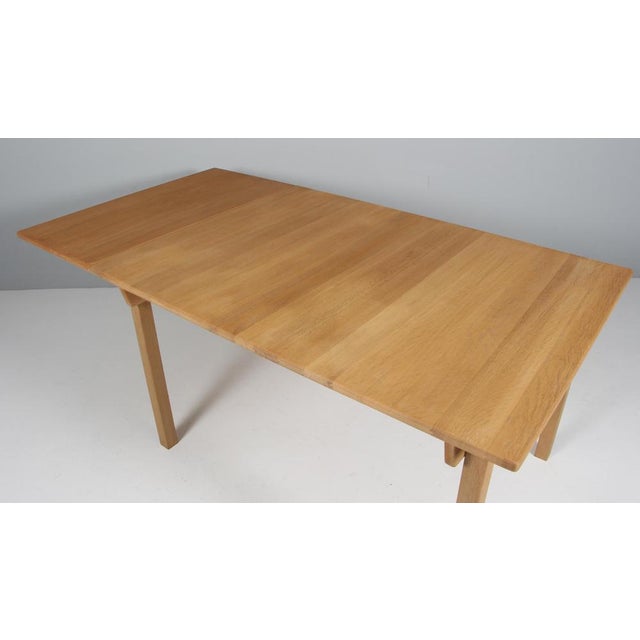 Wood Dining Table in Oak with Extension Leaf. Getama by Hans J. Wegner for GETAMA, 1970s For Sale - Image 7 of 9