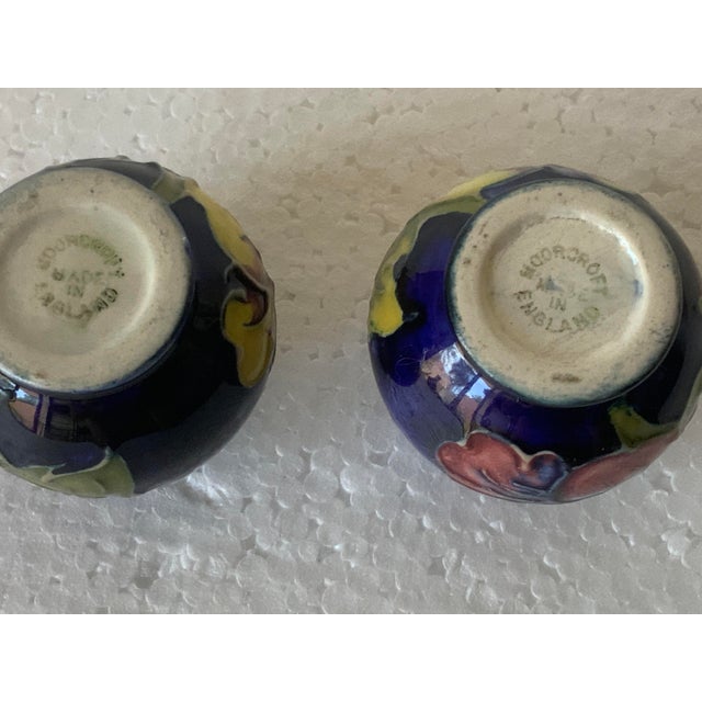 English Moorcroft Pottery 2 Hibiscus Pattern Miniature Vases For Sale - Image 3 of 3