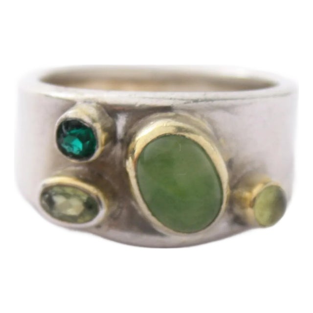 1990s Sterling Cigar Band Ring With Green Gemstones, Size 7.25 For Sale