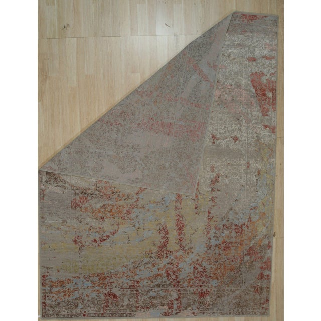 Hand-knotted in wool, this 9 x 12 Fiona Gray rug carpet is a refined offering from our contemporary room-size rug...