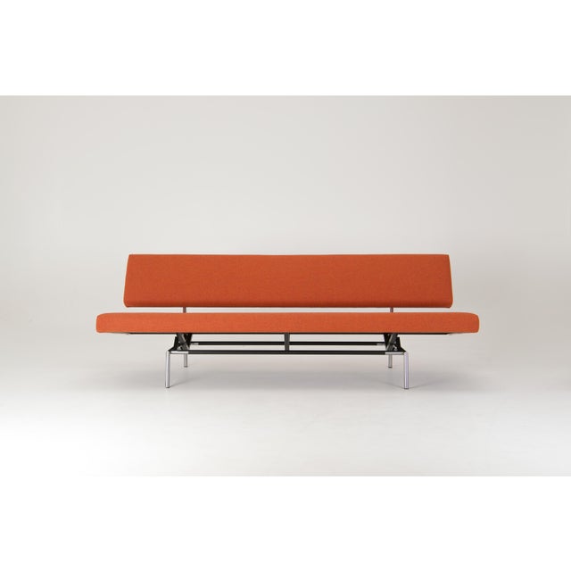 This BR 02 daybed was designed by Martin Visser in the late 1950s for ’t Spectrum. By pulling the seat forward, the sofa...