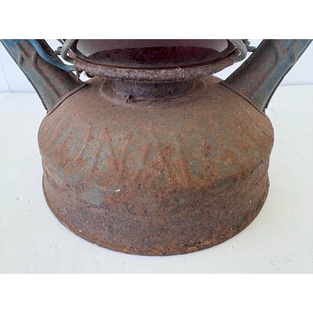 Early 20th Century Dietz “Monarch” Blue Kerosene Lantern With Red Globe For Sale In Orlando - Image 6 of 10