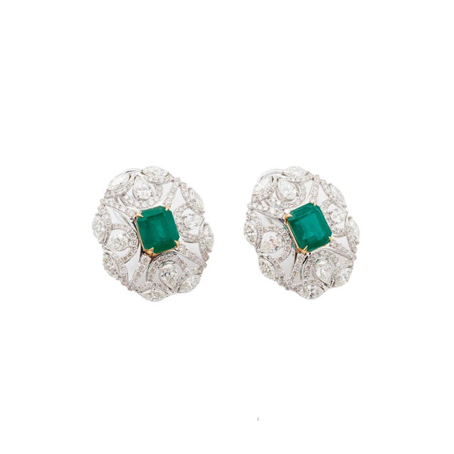 Natural Zambian Emerald 6.80cts & Diamond 7.29cts Earring in 18k gold For Sale - Image 12 of 18