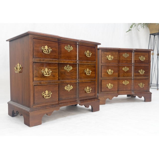 Henredon Pair of Solid Cherry 3 Drawers Block Front Nightstands End Tables Stands MIINT For Sale - Image 4 of 18