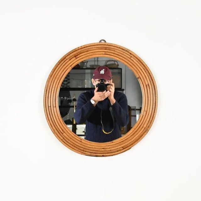 Brown French Riviera Round Mirror in Curved Rattan attributed to Vivai del Sud, Italy, 1970s For Sale - Image 8 of 12