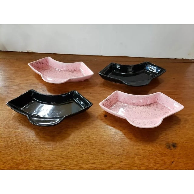 California Pottery Set of 4 Vintage Black & Pink Ceramic Speckled Lazy Susan Trays, California For Sale - Image 4 of 5