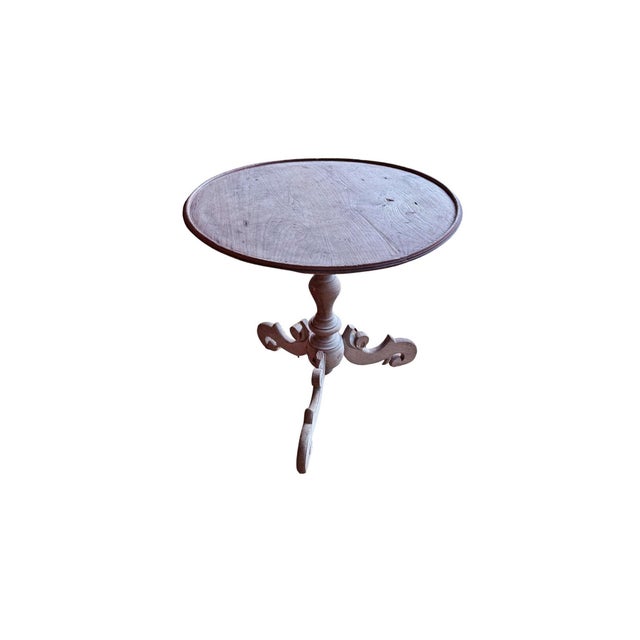 This charming antique round table originates from Java, Indonesia, and embodies the refined elegance of traditional...
