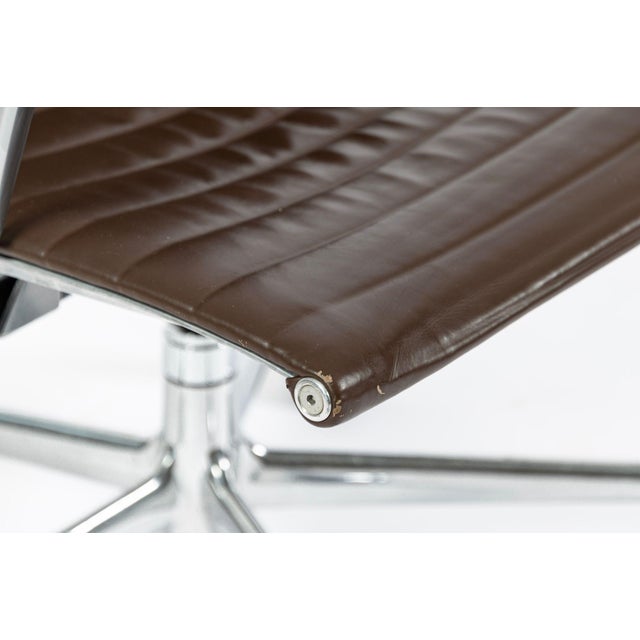 Set of 4 Eames Thin Pad Office Chairs for Herman Miller, Brown Leather Aluminum Group For Sale - Image 14 of 16
