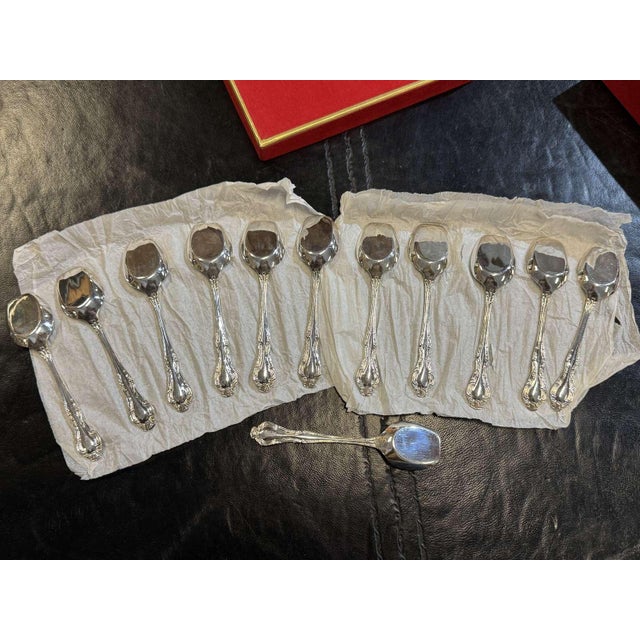 Mappin and Webb set of 12 silver-plated metal ice cream scoops, Russell pattern - L=13cm This piece has an attribution...
