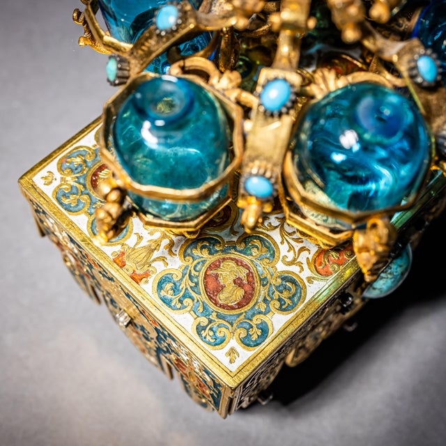 Gold Gold Sedan Chair with Perfume Flasks in the style of Johann Melchior Dinglinger, Saxony, 1700, Set of 7 For Sale - Image 8 of 10