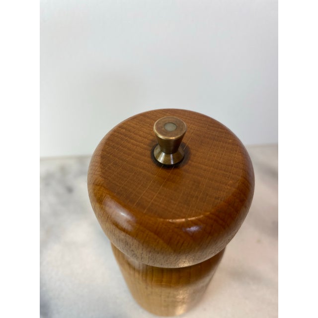 Mid 20th Century Vintage Danish Modern White Oak Salt or Pepper Grinder With Brass Hardware — Scandinavian European Kitchenware For Sale - Image 5 of 8