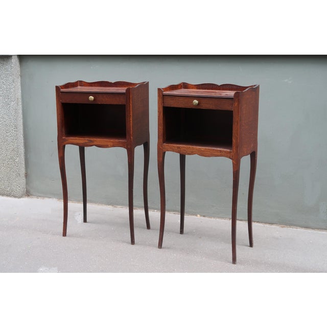 Set of two french Louis XV style side tables nightstands. Parisian work of the middle of the XXth century made from solid...