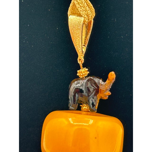 Figurative 1940s Bakelite Amber Necklace W/ Tiger’s Eye Elephant Pendant & Gold Chain Tassels For Sale - Image 3 of 8