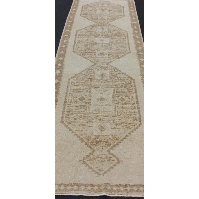 Vintage Turkish Oushak Wide Runner With Three Geometric Medallions in Neutral Colors For Sale In Atlanta - Image 6 of 13
