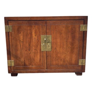 1980s Vintage Henredon Campaign Style Side Table With Brass Hardware For Sale